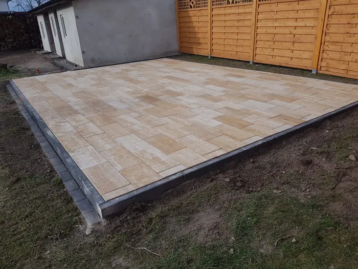Fertig gepflasterte Terrasse mit sauberer Randeinfassung