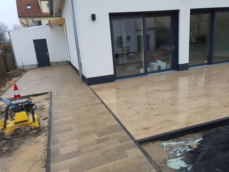 Terrasse und Weg aus großformatigen Platten an einem Neubau