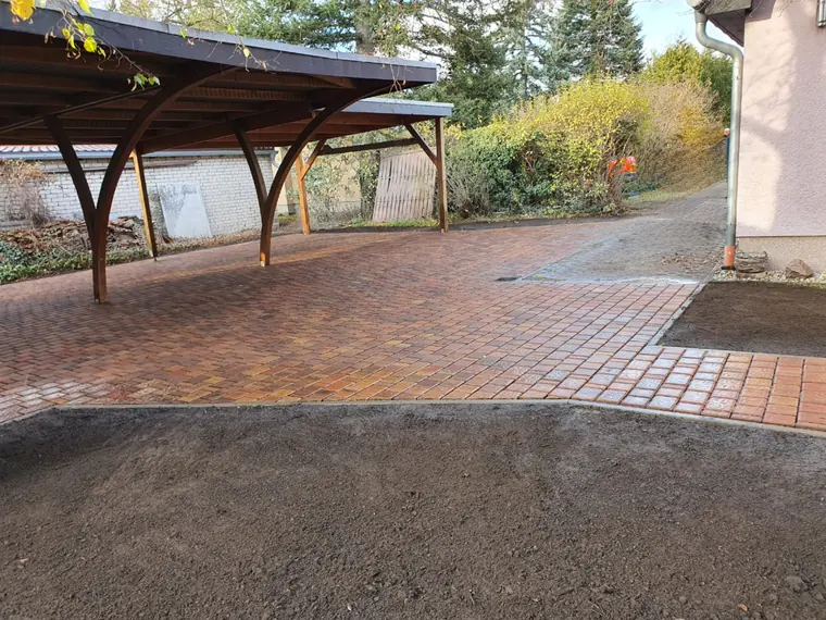 Carport-Zufahrt mit rotbraunem Pflasterstein